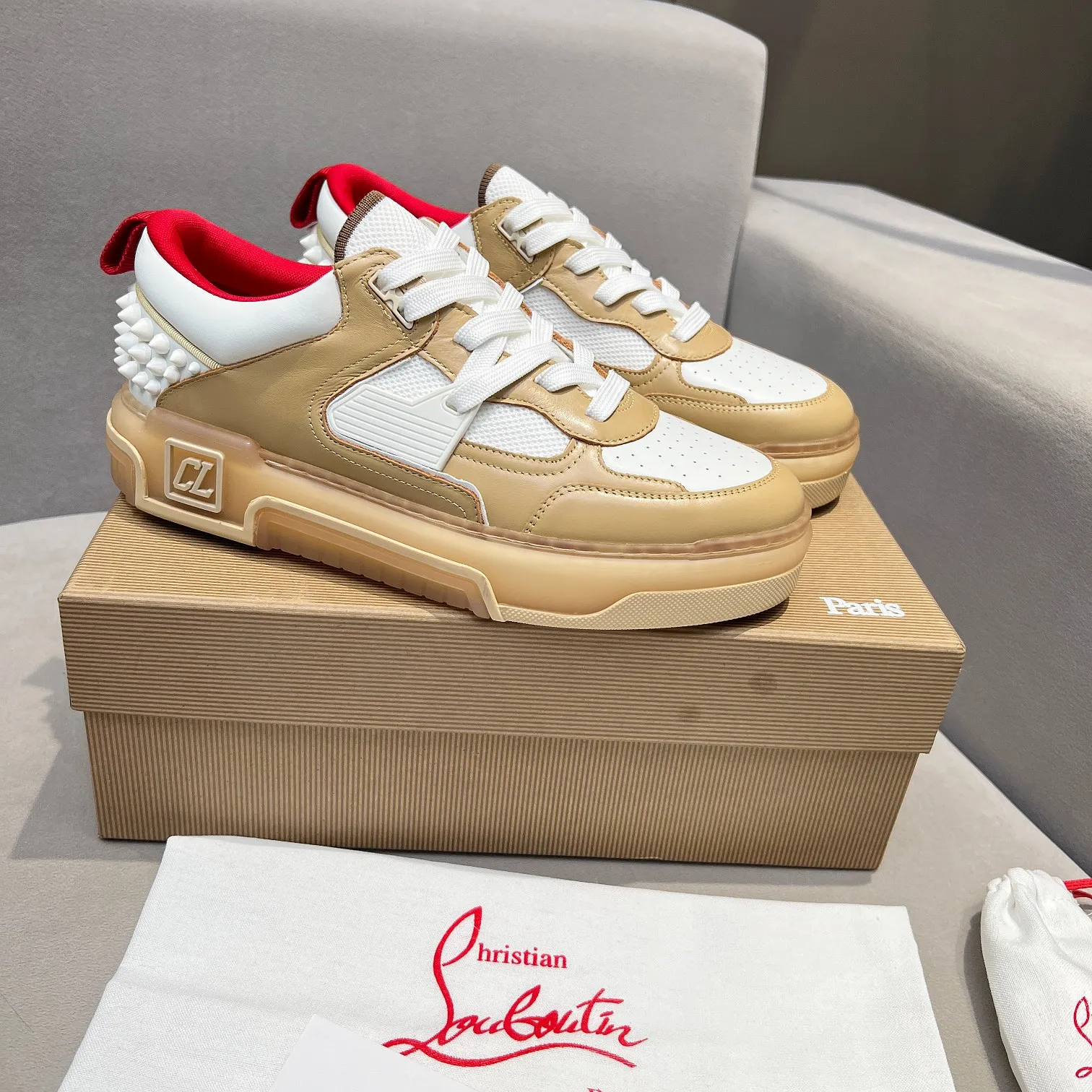 Men's shoes 💰700 🌹🌹🌹̋ Wang Junkai Yang Mi Xu Kai Zhang Jingyi Ding Chengxin Chen Muchi Wang Ziyi Same style Christian Louboutin 2024 [New product] ASTROLOUBI unisex thick-soled sports shoes red-soled shoes perfectly integrate fashion and sports, The fabrics are made of luxurious calfskin, soft suede, smooth satin and laminated leather, and the back is decorated with classic rivets. The interior is blended with a knitted tongue for added durability, breathability and quick-drying comfort. The outsole is made of a combination of EVA foam and imported rubber, and the colorful CL iconic letters on the side of the outsole show the brand's unique style. It is a ceiling-level comfortable skate shoe! ! ! Currently men’s size 39--45 (women’s size 35--40)